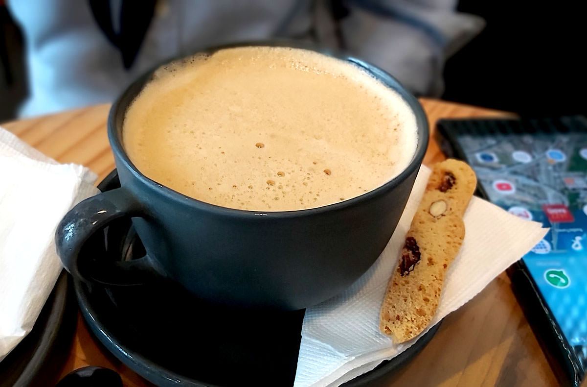 宜蘭美食 | 黑宅咖啡 BLACK HOUSE CAFE，黑色樸質的穀倉外觀，有著法式工業風的設計，不只咖啡甜點，更是一種慵懶放鬆的享受！