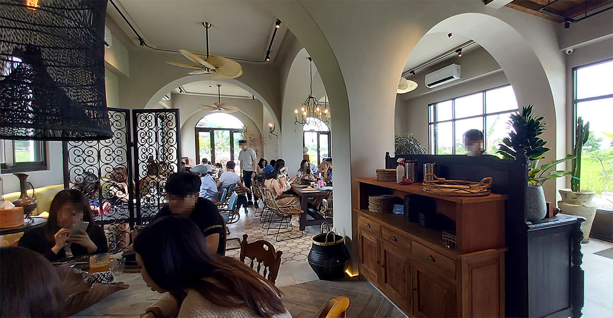 宜蘭美食 | 礁溪蒔花咖啡DailyBlossom Cafe & More，由黑宅咖啡全新打造，彷彿置身白色風情的北非摩洛哥建築景點
