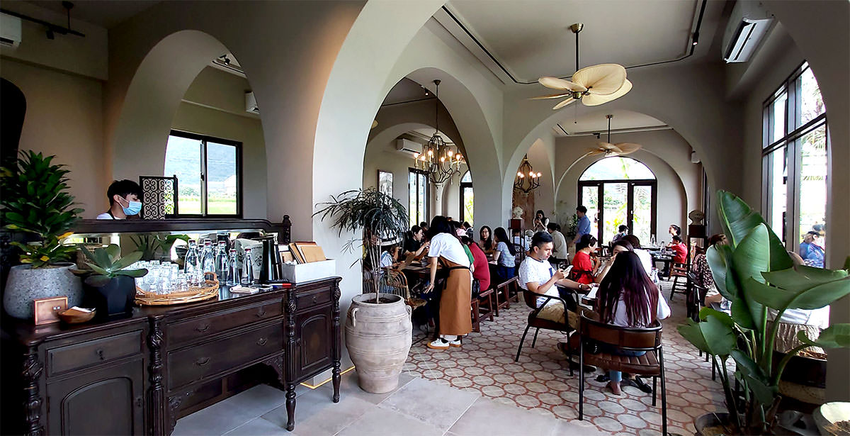 宜蘭美食 | 礁溪蒔花咖啡DailyBlossom Cafe & More，由黑宅咖啡全新打造，彷彿置身白色風情的北非摩洛哥建築景點