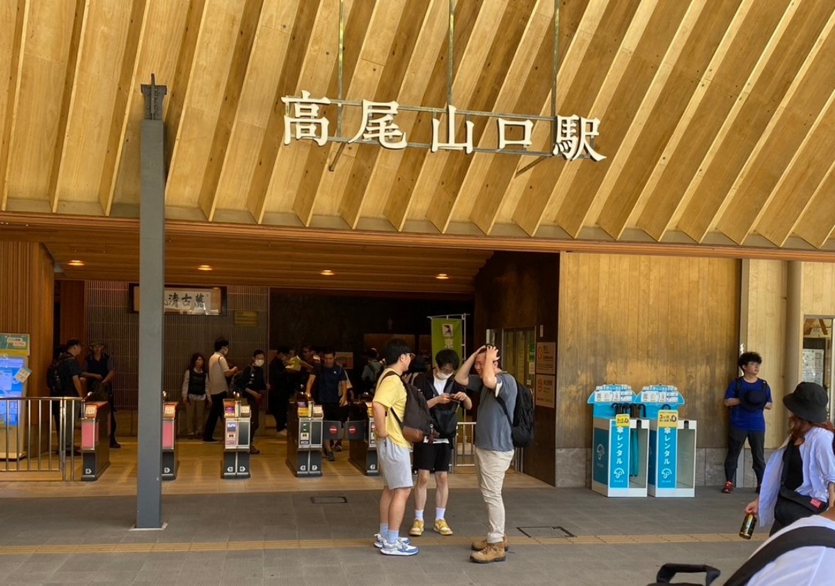 高尾山一日遊 | 從富士山河口湖出發的交通攻略、行李寄放服務,搭乘覽車、吊椅輕鬆上山參拜藥王院,享受自然芬多精 - 第8張圖