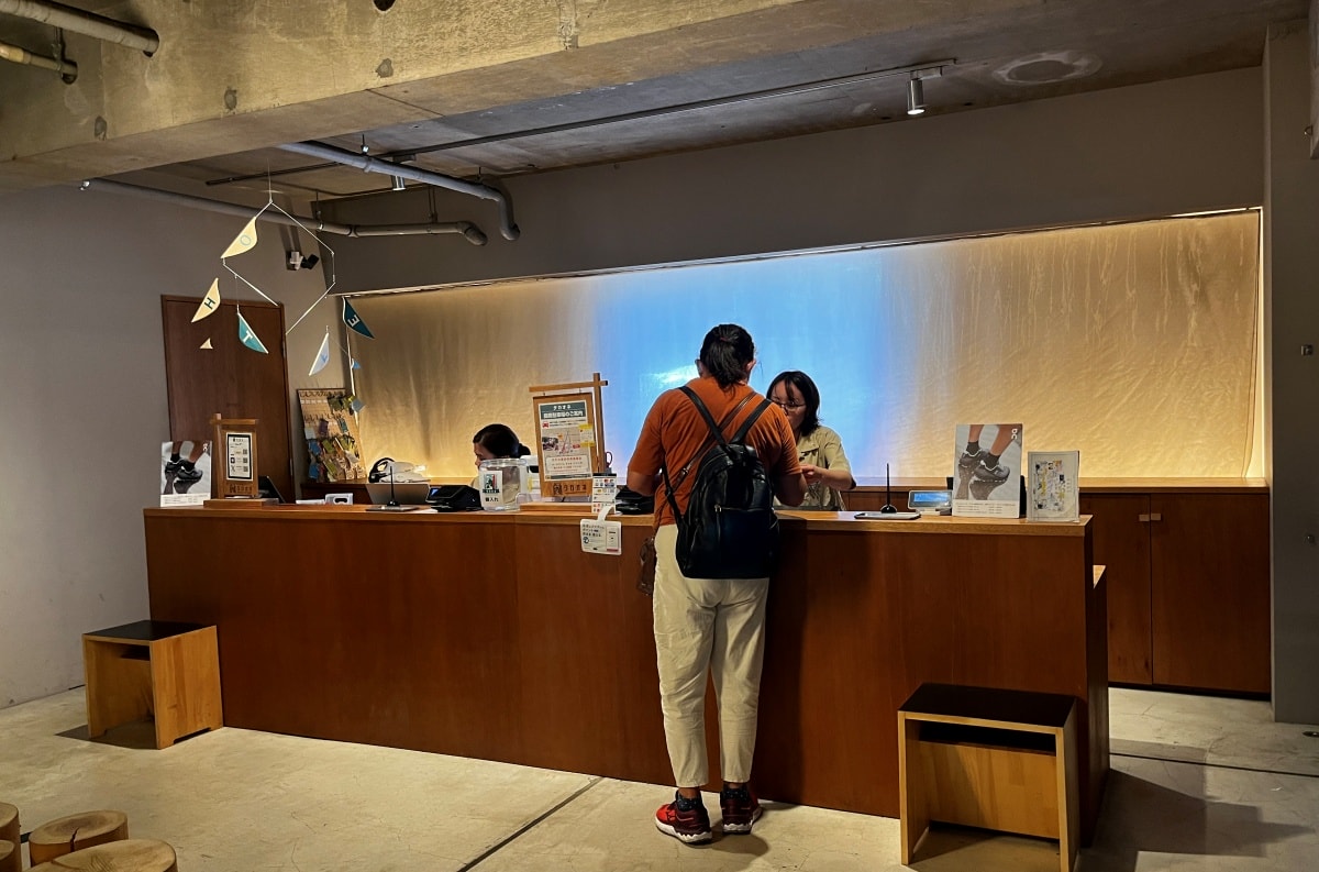 高尾山一日遊 | 從富士山河口湖出發的交通攻略、行李寄放服務,搭乘覽車、吊椅輕鬆上山參拜藥王院,享受自然芬多精 - 第13張圖
