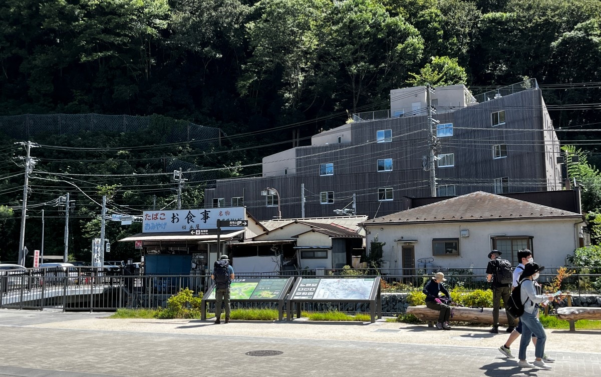 高尾山一日遊 | 從富士山河口湖出發的交通攻略、行李寄放服務,搭乘覽車、吊椅輕鬆上山參拜藥王院,享受自然芬多精 - 第11張圖