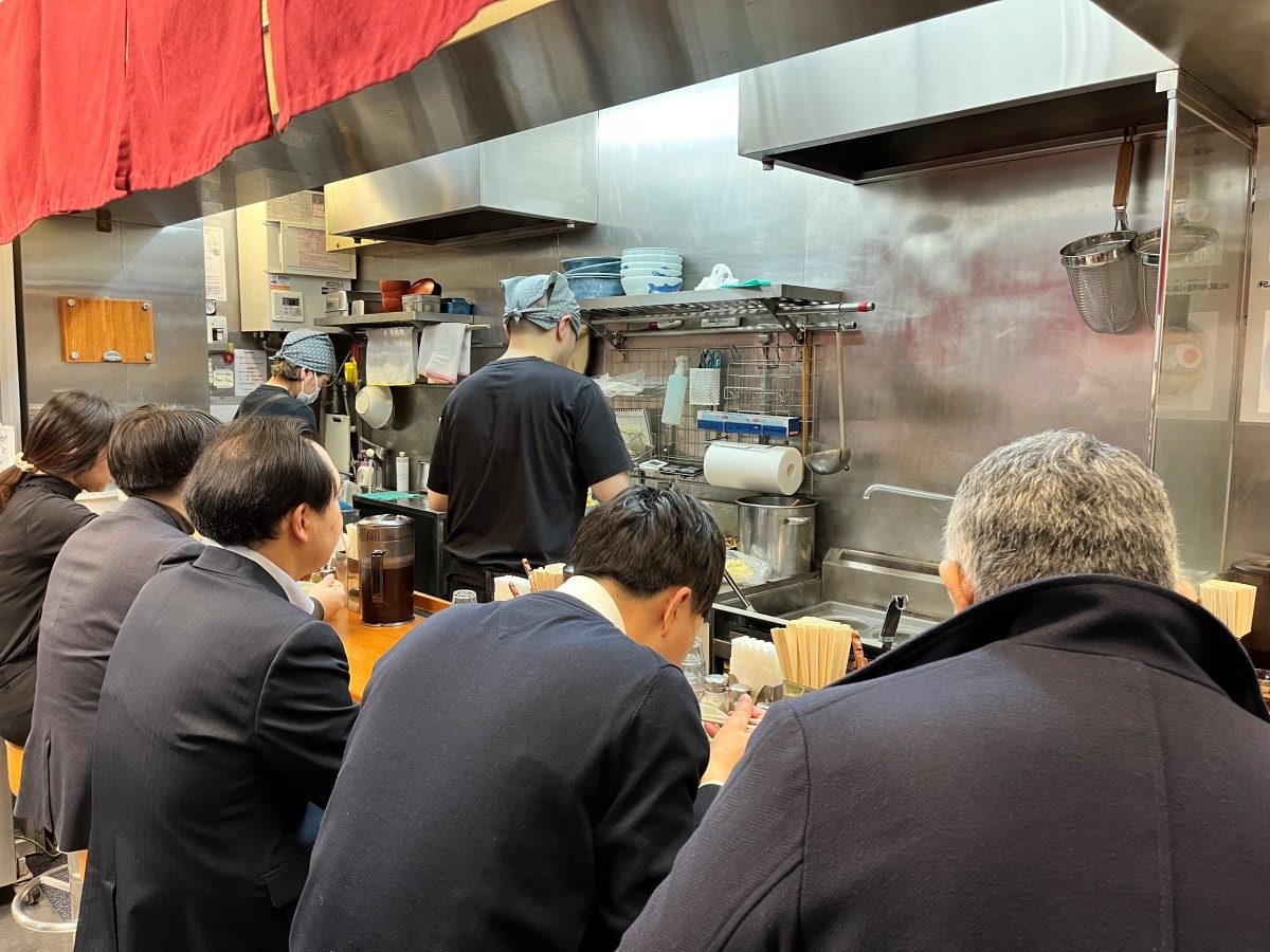 東京有樂町美食|麵屋ひょっとこ柚子拉麵,在地人排隊也要吃!清爽柚子湯頭和厚切叉燒的超人氣拉麵 - 第4張圖 東京有樂町美食|麵屋ひょっとこ柚子拉麵,在地人排隊也要吃!清爽柚子湯頭和厚切叉燒的超人氣拉麵