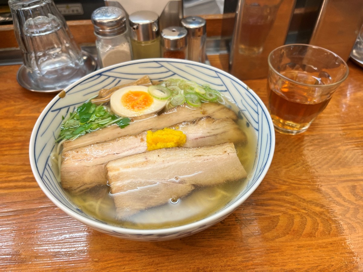 東京有樂町美食|麵屋ひょっとこ柚子拉麵,在地人排隊也要吃!清爽柚子湯頭和厚切叉燒的超人氣拉麵 - 第2張圖 東京有樂町美食|麵屋ひょっとこ柚子拉麵,在地人排隊也要吃!清爽柚子湯頭和厚切叉燒的超人氣拉麵