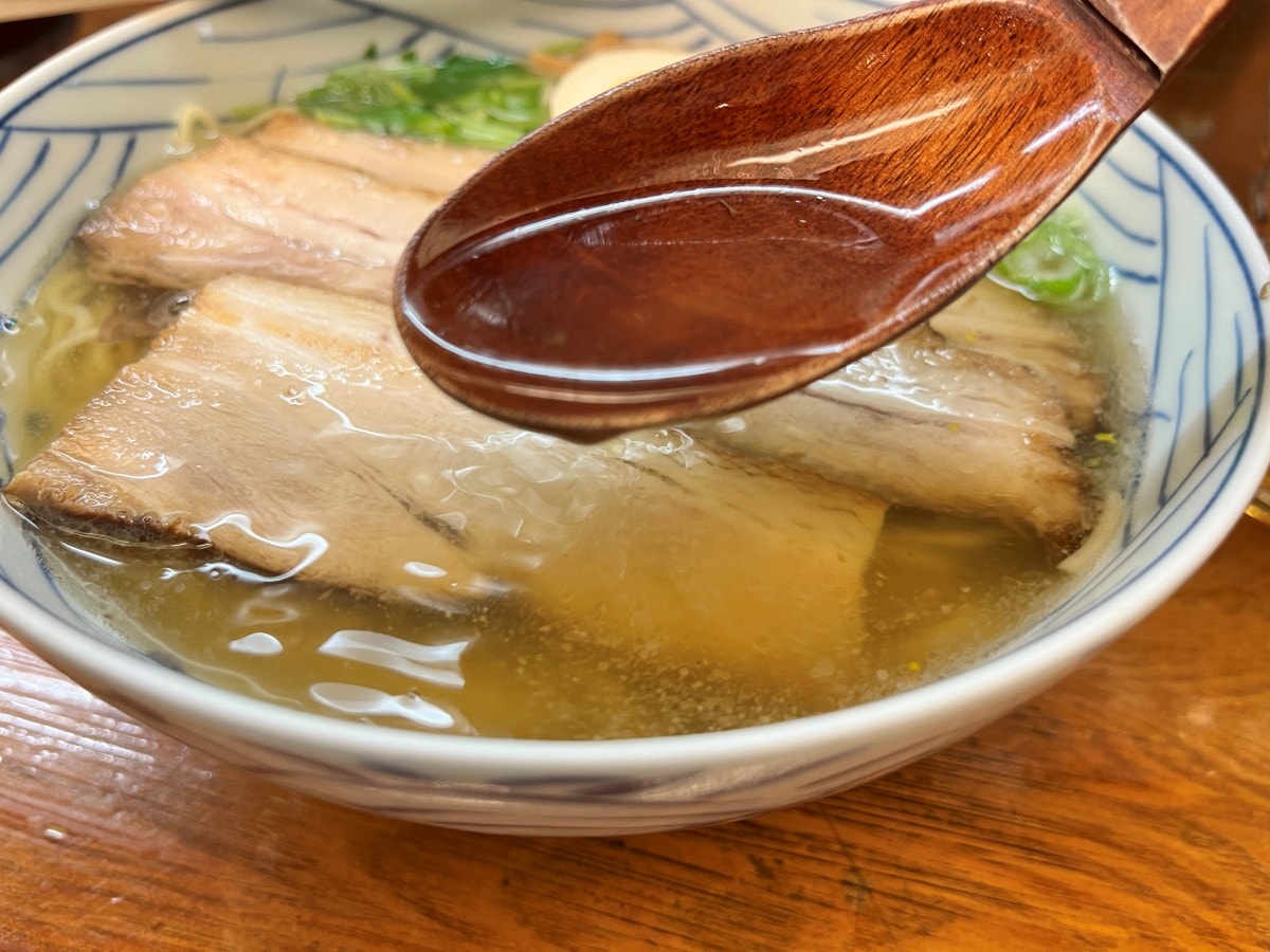 東京有樂町美食|麵屋ひょっとこ柚子拉麵,在地人排隊也要吃!清爽柚子湯頭和厚切叉燒的超人氣拉麵 - 第10張圖 東京有樂町美食|麵屋ひょっとこ柚子拉麵,在地人排隊也要吃!清爽柚子湯頭和厚切叉燒的超人氣拉麵