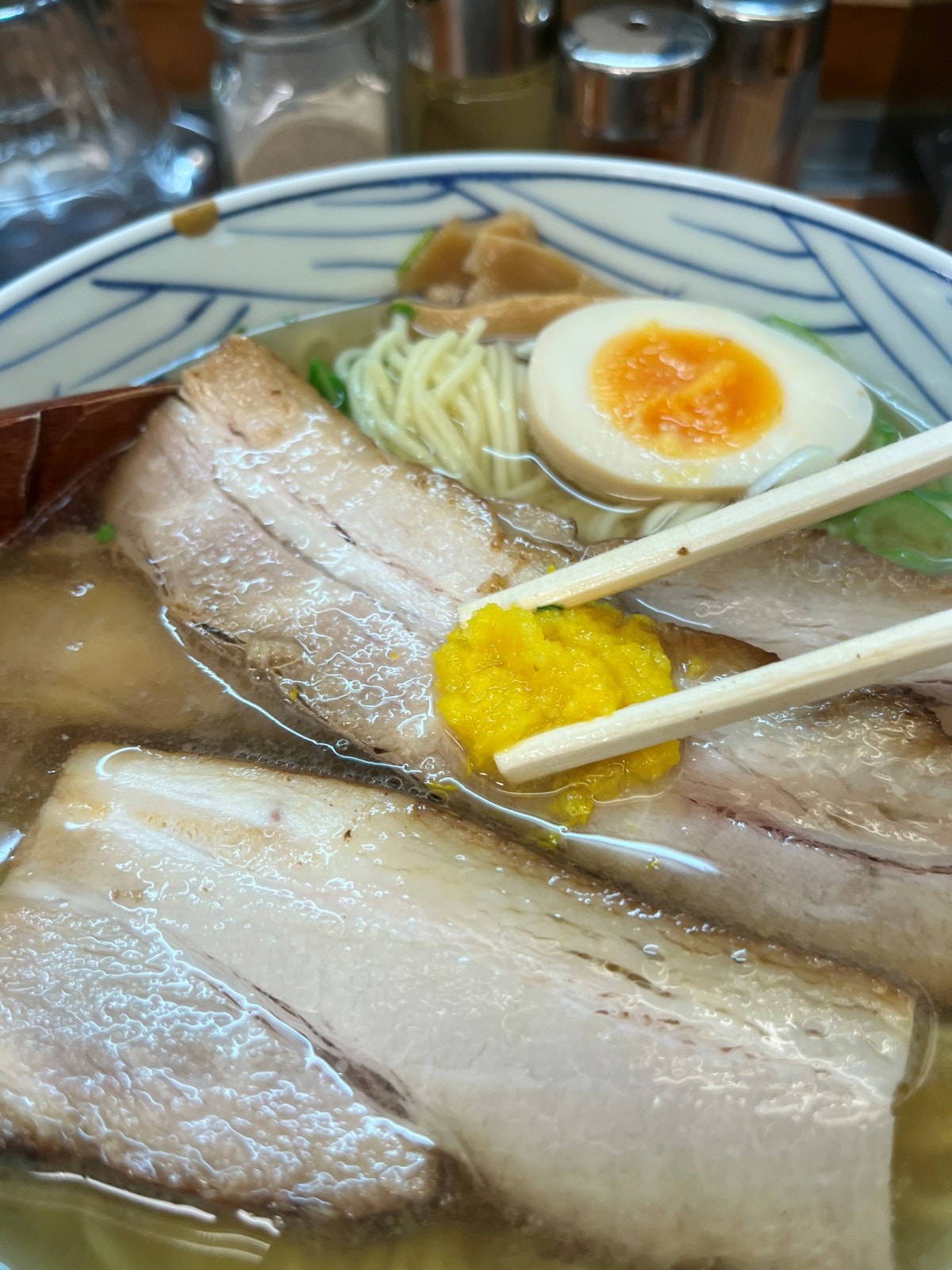 東京有樂町美食|麵屋ひょっとこ柚子拉麵,在地人排隊也要吃!清爽柚子湯頭和厚切叉燒的超人氣拉麵 - 第9張圖 東京有樂町美食|麵屋ひょっとこ柚子拉麵,在地人排隊也要吃!清爽柚子湯頭和厚切叉燒的超人氣拉麵