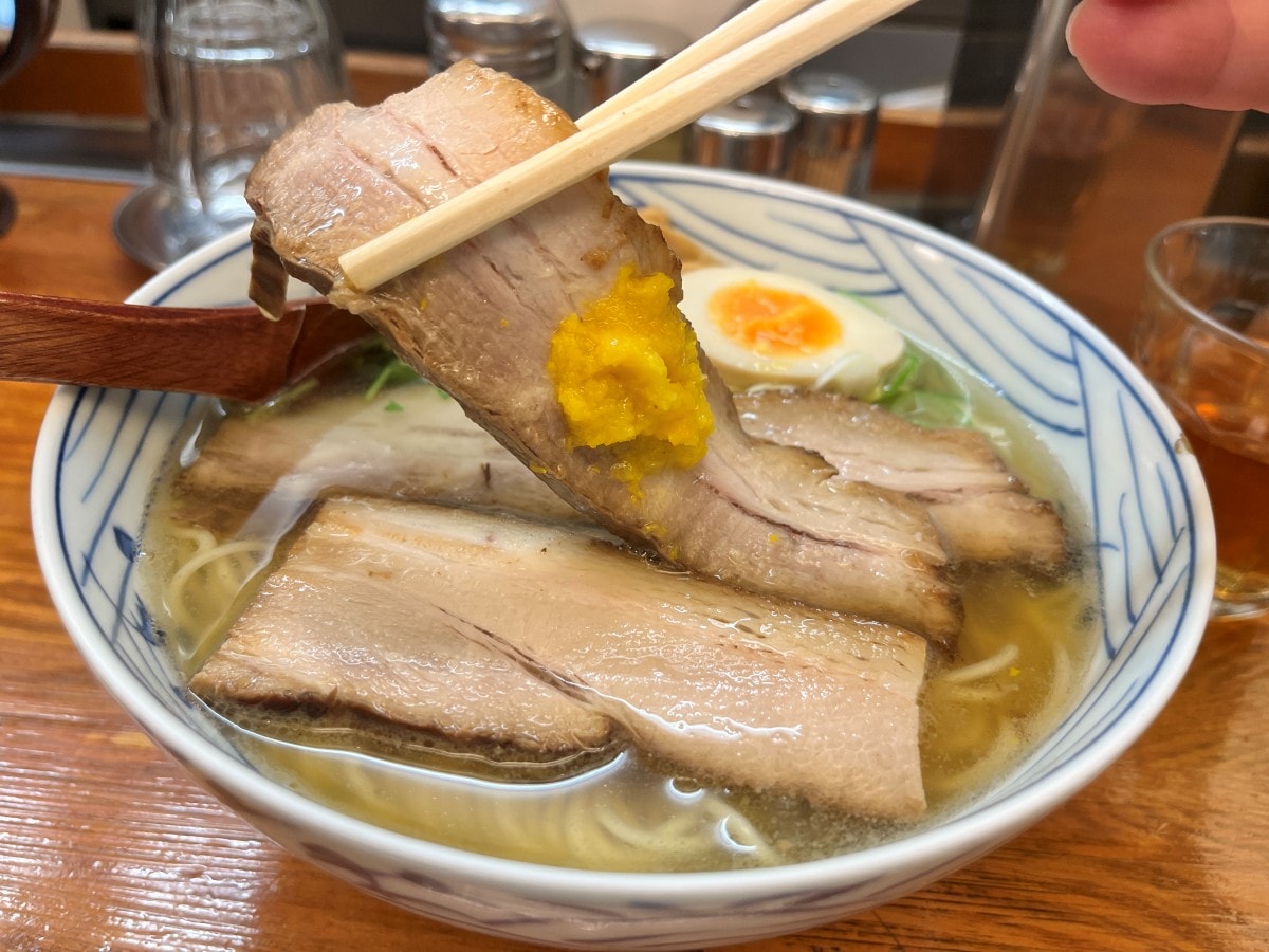 東京有樂町美食|麵屋ひょっとこ柚子拉麵,在地人排隊也要吃!清爽柚子湯頭和厚切叉燒的超人氣拉麵 - 第12張圖 東京有樂町美食|麵屋ひょっとこ柚子拉麵,在地人排隊也要吃!清爽柚子湯頭和厚切叉燒的超人氣拉麵