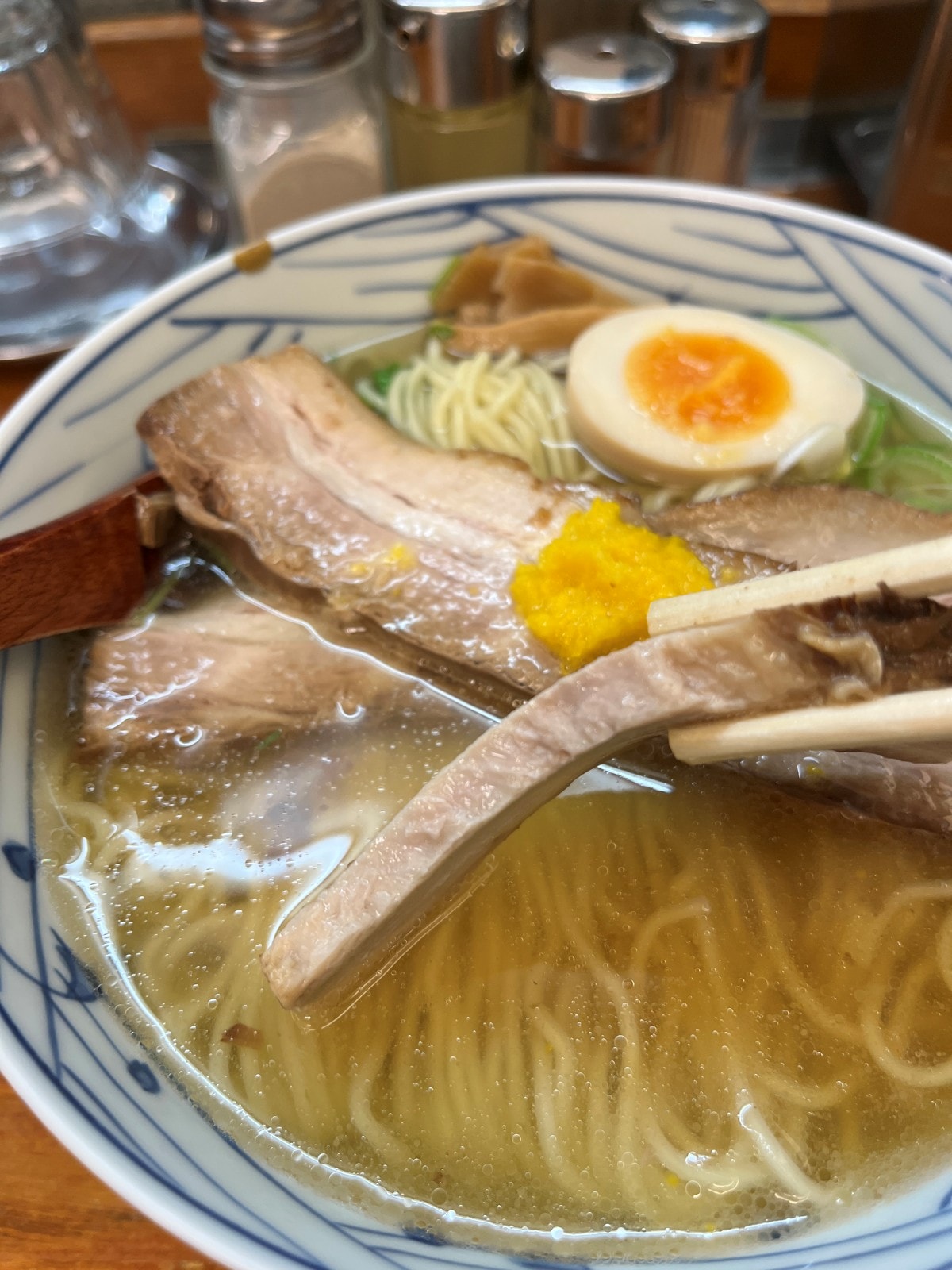 東京有樂町美食|麵屋ひょっとこ柚子拉麵,在地人排隊也要吃!清爽柚子湯頭和厚切叉燒的超人氣拉麵 - 第11張圖 東京有樂町美食|麵屋ひょっとこ柚子拉麵,在地人排隊也要吃!清爽柚子湯頭和厚切叉燒的超人氣拉麵