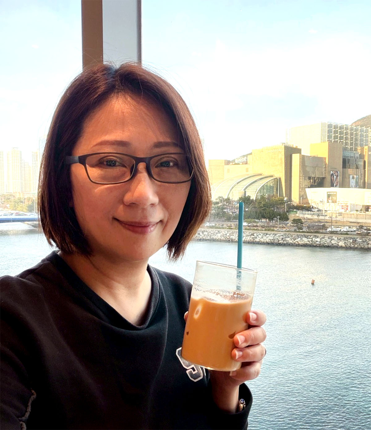 藍瓶咖啡釜山民樂店 Blue Bottle Busan Millak Cafe｜水營江景第一排，新世界百貨散步15分鐘河景咖啡攻略與必喝冰拿鐵