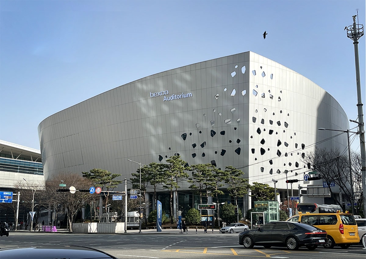 藍瓶咖啡釜山民樂店 Blue Bottle Busan Millak Cafe｜水營江景第一排，新世界百貨散步15分鐘河景咖啡攻略與必喝冰拿鐵