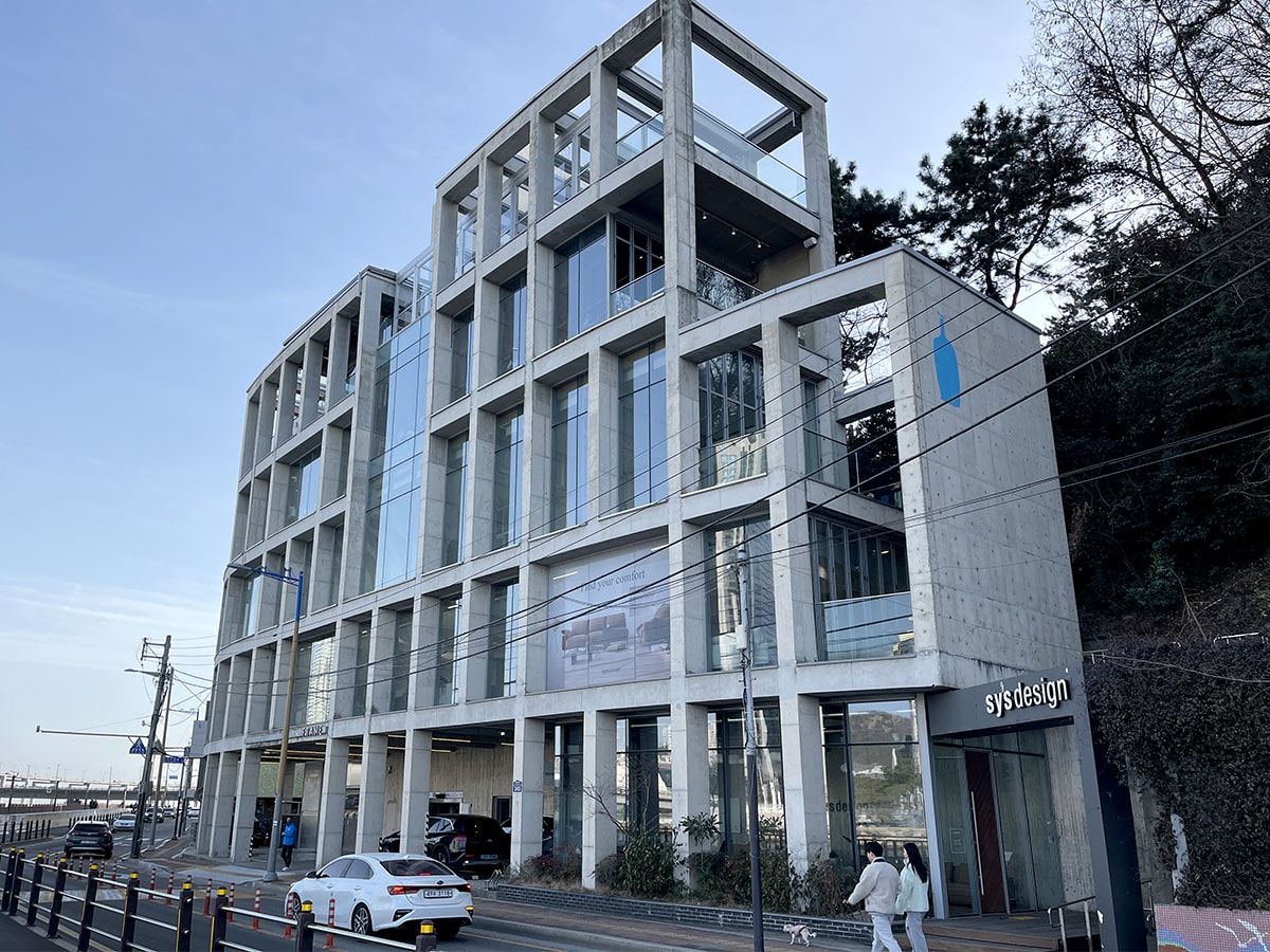 藍瓶咖啡釜山民樂店 Blue Bottle Busan Millak Cafe｜水營江景第一排，新世界百貨散步15分鐘河景咖啡攻略與必喝冰拿鐵