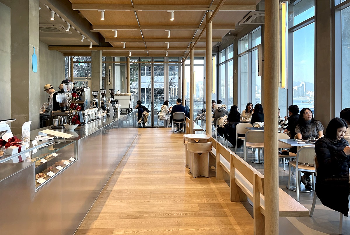 藍瓶咖啡釜山民樂店 Blue Bottle Busan Millak Cafe｜水營江景第一排，新世界百貨散步15分鐘河景咖啡攻略與必喝冰拿鐵