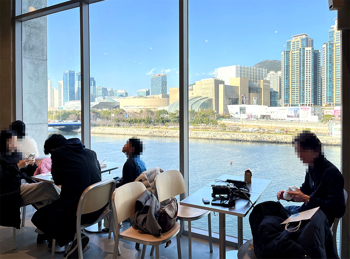 藍瓶咖啡釜山民樂店 Blue Bottle Busan Millak Cafe｜水營江景第一排，新世界百貨散步15分鐘河景咖啡攻略與必喝冰拿鐵