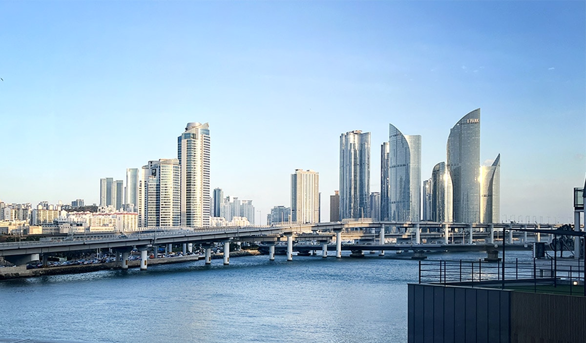 藍瓶咖啡釜山民樂店 Blue Bottle Busan Millak Cafe｜水營江景第一排，新世界百貨散步15分鐘河景咖啡攻略與必喝冰拿鐵