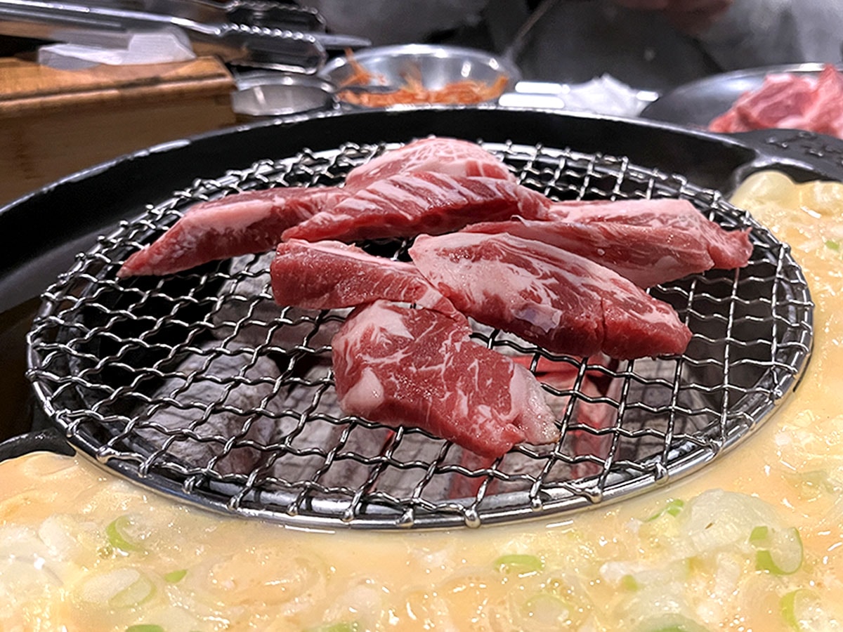 釜山燒肉推薦|海雲台伍班長烤肉,高CP值韓式燒肉,人均 500 元吃超飽!必點厚切豬五花、牛肋條、黃金蒸蛋一次吃 - 第18張圖 釜山燒肉推薦|海雲台伍班長烤肉,高CP值韓式燒肉,人均 500 元吃超飽!必點厚切豬五花、牛肋條、黃金蒸蛋一次吃