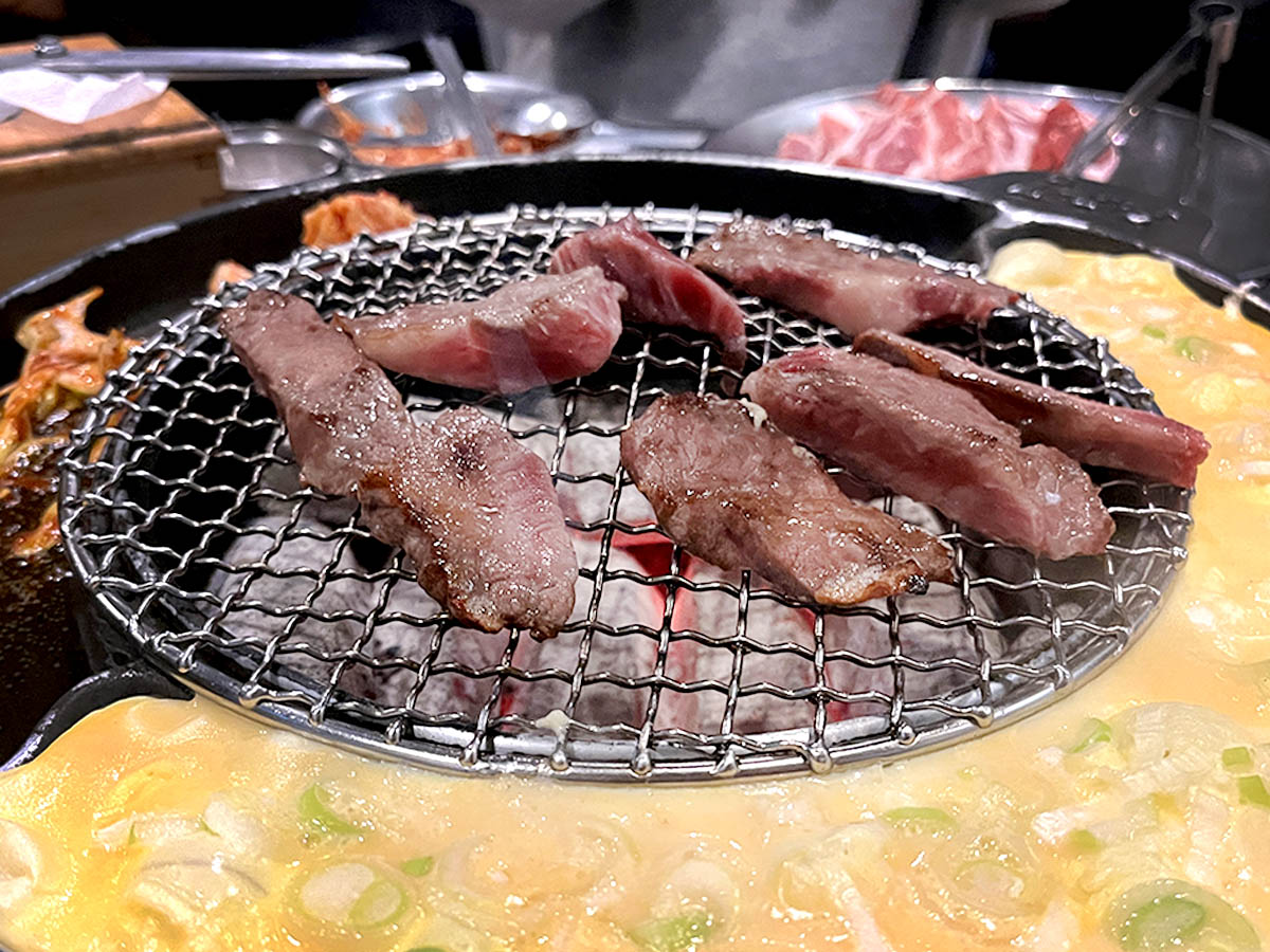 釜山燒肉推薦|海雲台伍班長烤肉,高CP值韓式燒肉,人均 500 元吃超飽!必點厚切豬五花、牛肋條、黃金蒸蛋一次吃 - 第19張圖 釜山燒肉推薦|海雲台伍班長烤肉,高CP值韓式燒肉,人均 500 元吃超飽!必點厚切豬五花、牛肋條、黃金蒸蛋一次吃