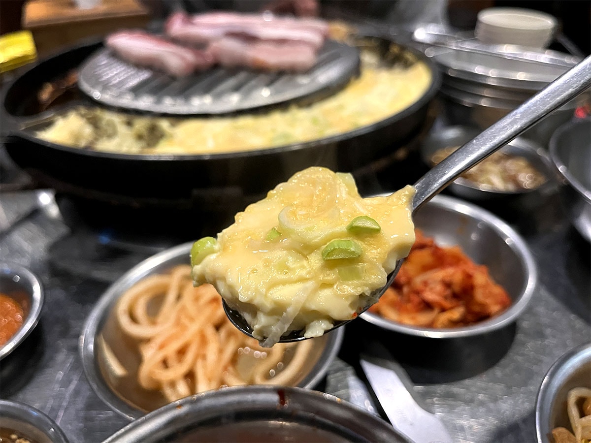 釜山燒肉推薦|海雲台伍班長烤肉,高CP值韓式燒肉,人均 500 元吃超飽!必點厚切豬五花、牛肋條、黃金蒸蛋一次吃 - 第22張圖 釜山燒肉推薦|海雲台伍班長烤肉,高CP值韓式燒肉,人均 500 元吃超飽!必點厚切豬五花、牛肋條、黃金蒸蛋一次吃