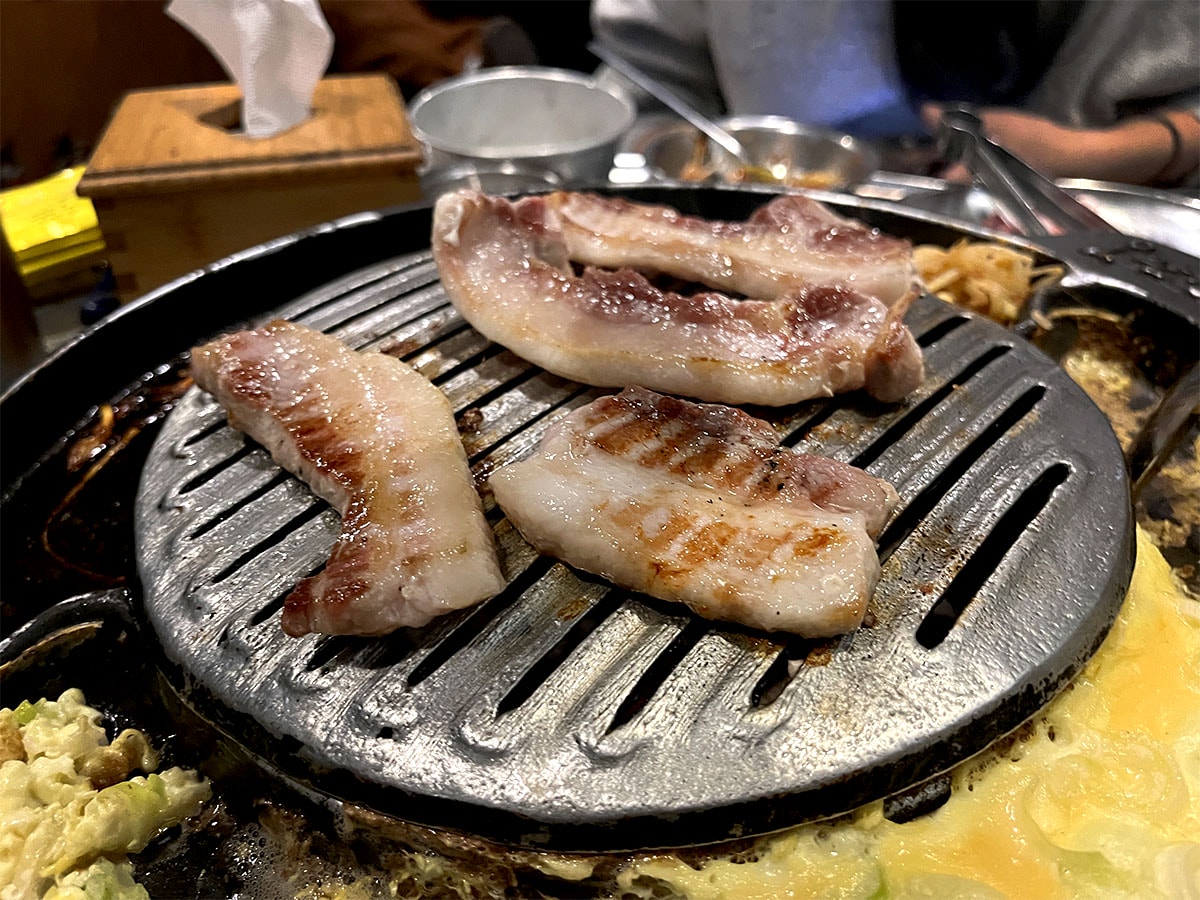 釜山燒肉推薦|海雲台伍班長烤肉,高CP值韓式燒肉,人均 500 元吃超飽!必點厚切豬五花、牛肋條、黃金蒸蛋一次吃 - 第16張圖 釜山燒肉推薦|海雲台伍班長烤肉,高CP值韓式燒肉,人均 500 元吃超飽!必點厚切豬五花、牛肋條、黃金蒸蛋一次吃