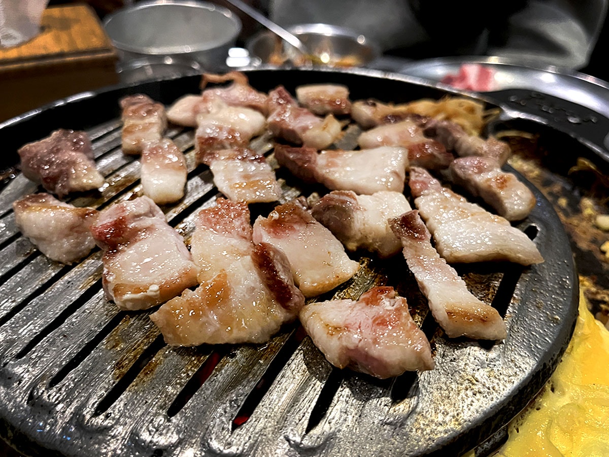 釜山燒肉推薦|海雲台伍班長烤肉,高CP值韓式燒肉,人均 500 元吃超飽!必點厚切豬五花、牛肋條、黃金蒸蛋一次吃 - 第17張圖 釜山燒肉推薦|海雲台伍班長烤肉,高CP值韓式燒肉,人均 500 元吃超飽!必點厚切豬五花、牛肋條、黃金蒸蛋一次吃