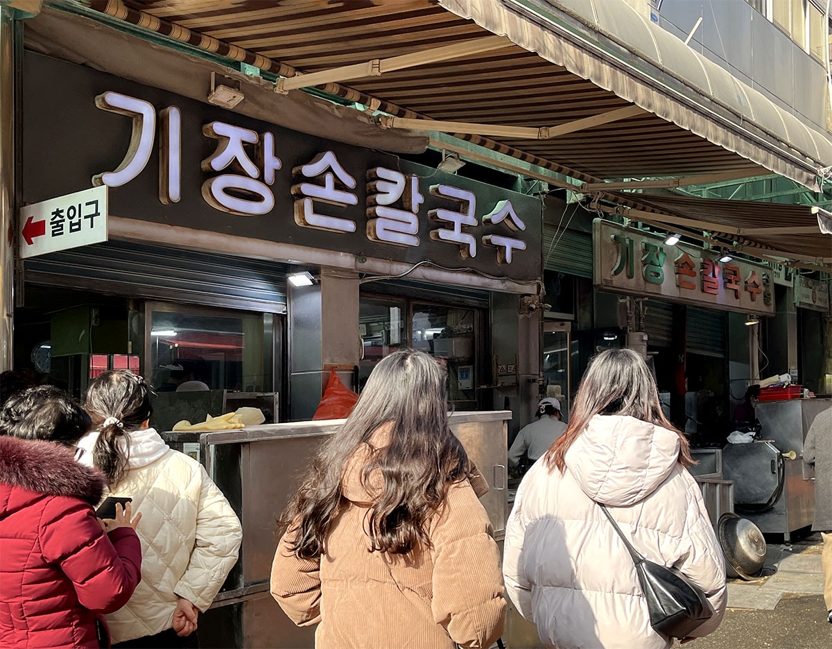 釜山美食｜西面站 기장손칼국수 機張手工刀削麵，在地人排隊名店！刀削麵配韓式飯捲的完美組合