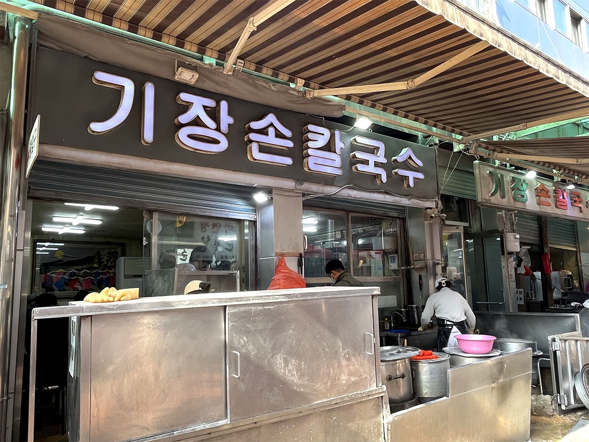 釜山美食｜西面站 기장손칼국수 機張手工刀削麵，在地人排隊名店！刀削麵配韓式飯捲的完美組合