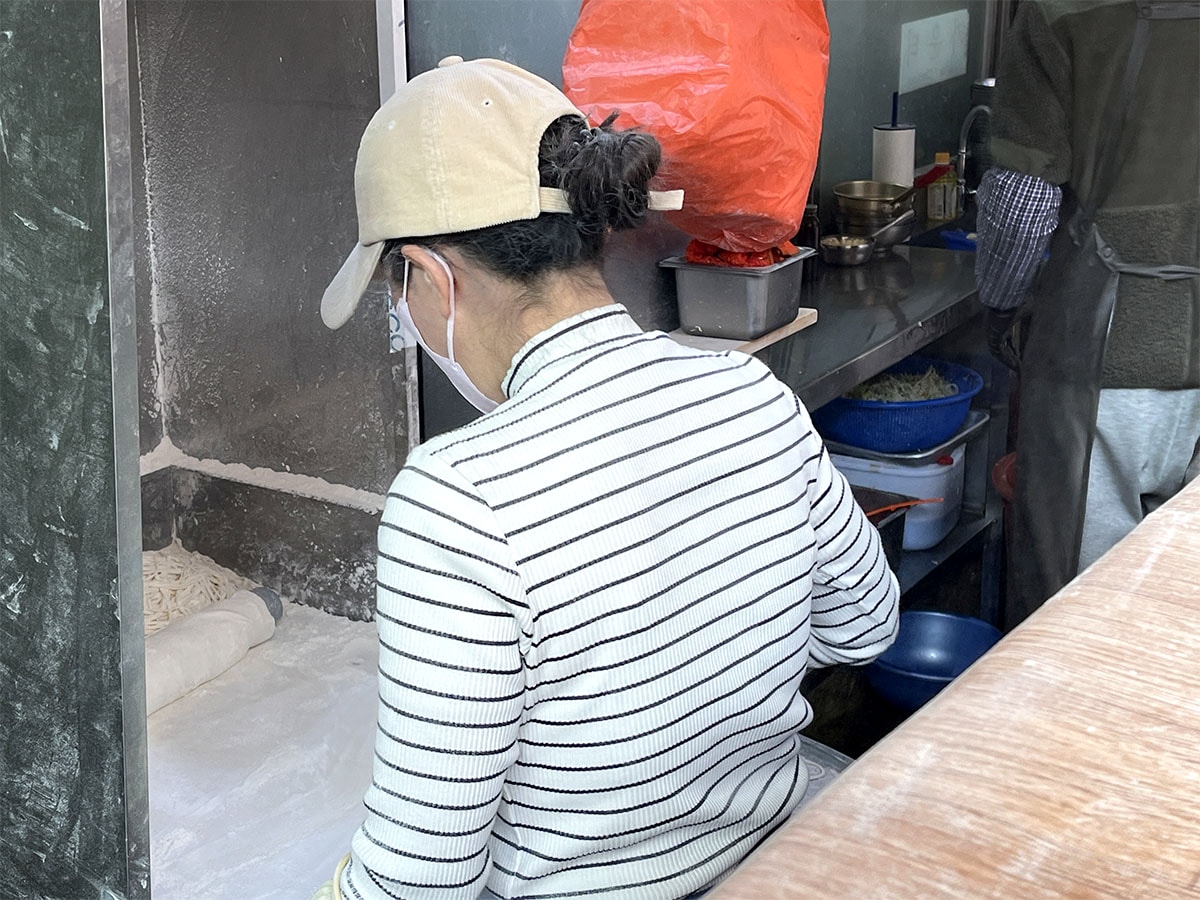 釜山美食｜西面站 기장손칼국수 機張手工刀削麵，在地人排隊名店！刀削麵配韓式飯捲的完美組合