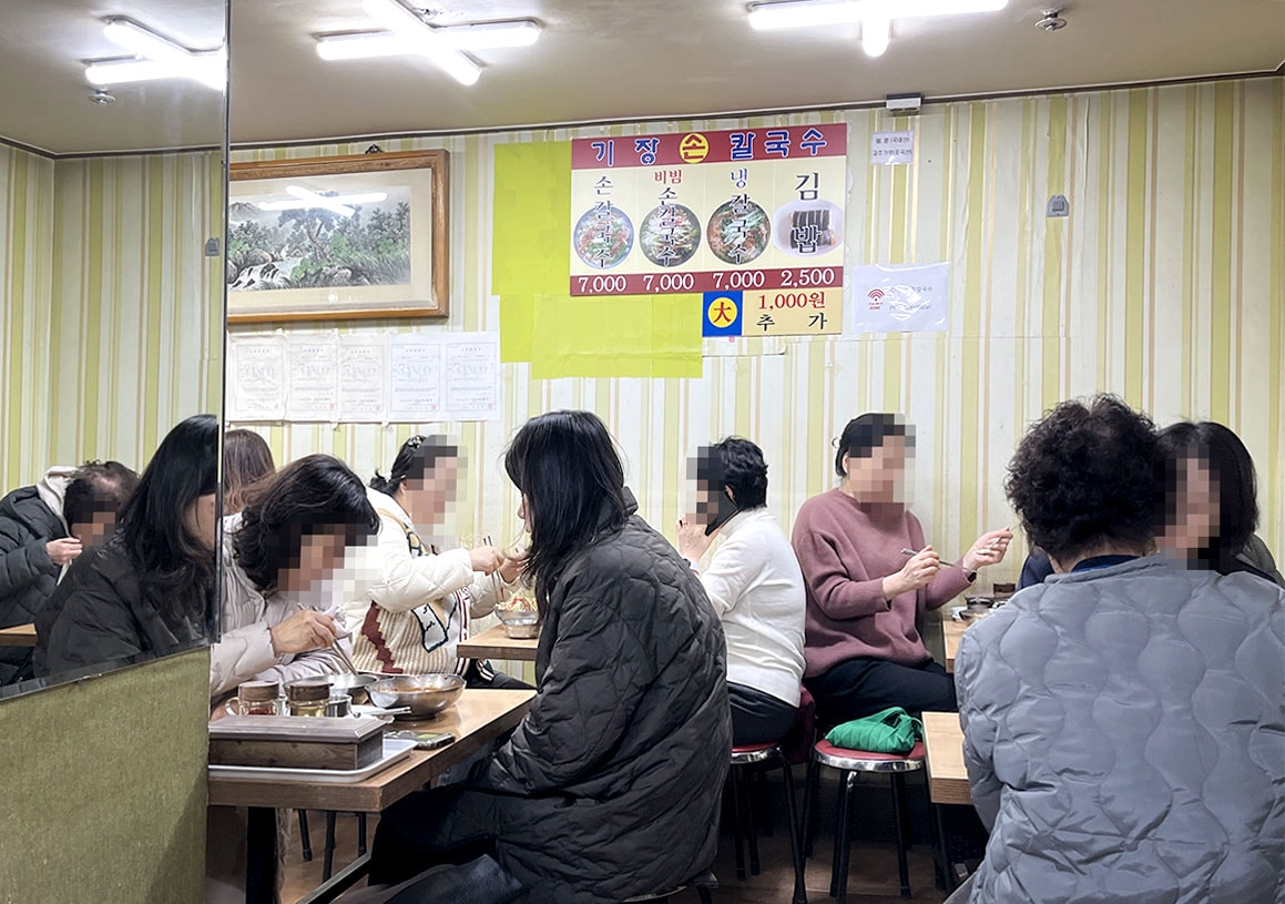 釜山美食｜西面站 기장손칼국수 機張手工刀削麵，在地人排隊名店！刀削麵配韓式飯捲的完美組合