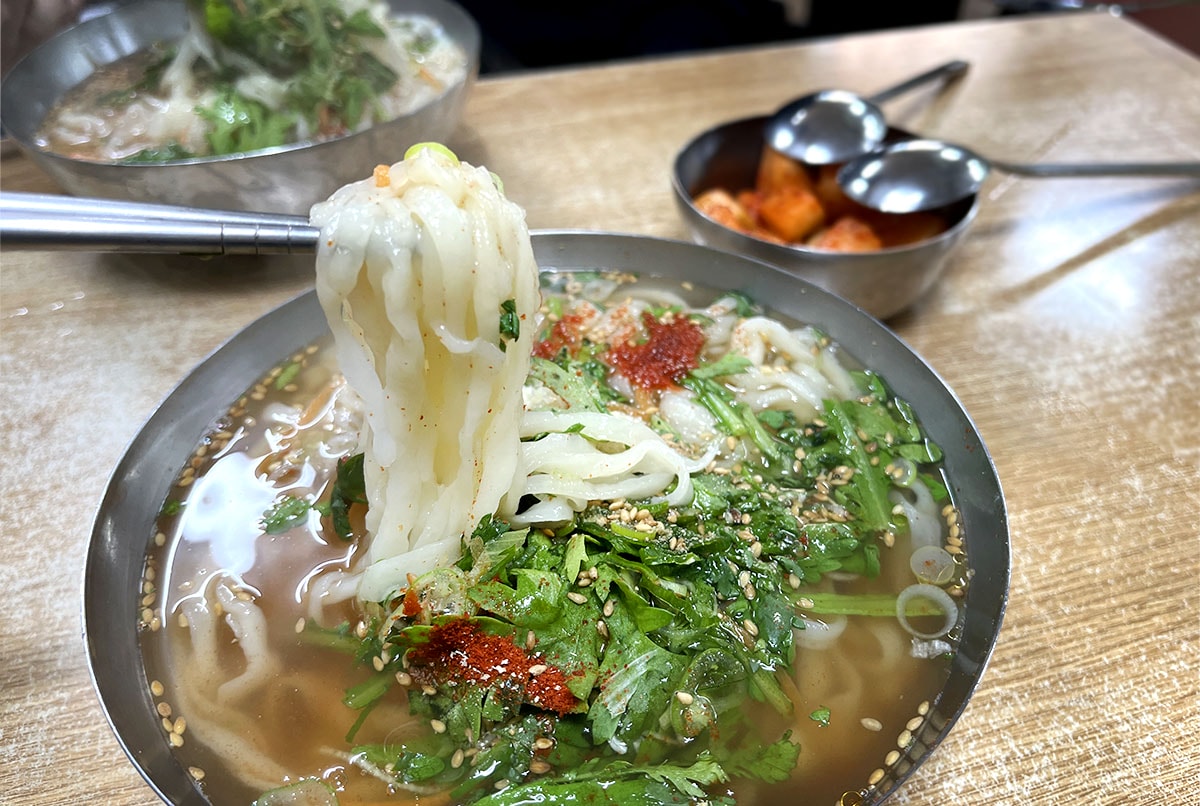 釜山美食｜西面站 기장손칼국수 機張手工刀削麵，在地人排隊名店！刀削麵配韓式飯捲的完美組合