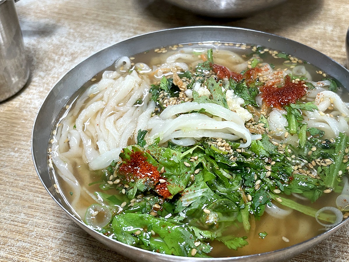 釜山美食｜西面站 기장손칼국수 機張手工刀削麵，在地人排隊名店！刀削麵配韓式飯捲的完美組合
