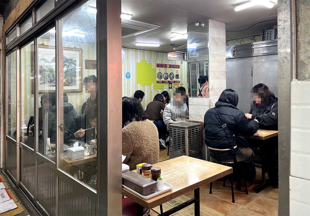 釜山美食｜西面站 기장손칼국수 機張手工刀削麵，在地人排隊名店！刀削麵配韓式飯捲的完美組合