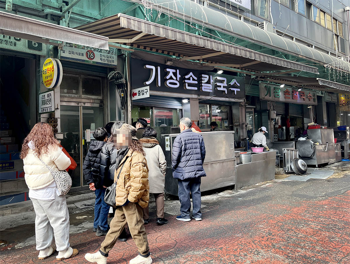 釜山美食｜西面站 기장손칼국수 機張手工刀削麵，在地人排隊名店！刀削麵配韓式飯捲的完美組合