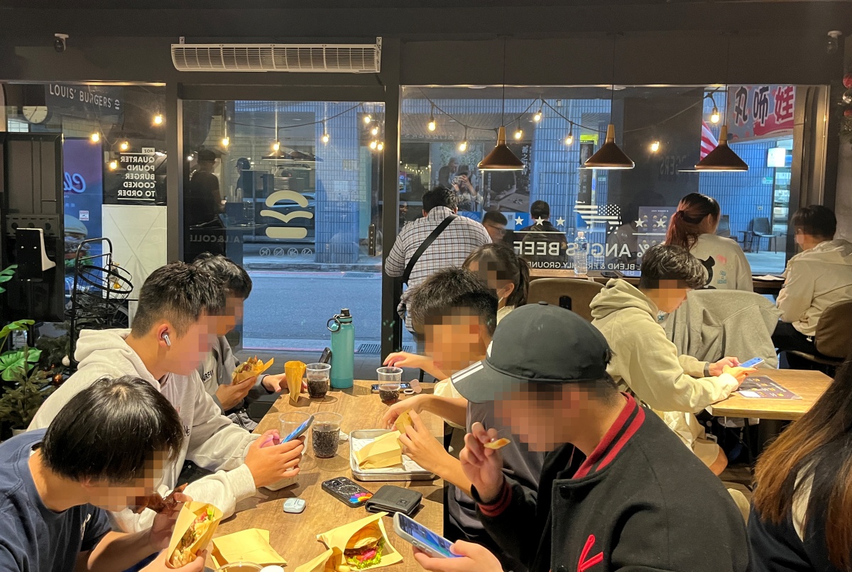 天母美式漢堡|LOUIS’ BURGERS 現煎牛肉堡、雙層招牌必點、飲料無限暢飲超划算! - 第6張圖 天母美式漢堡|LOUIS’ BURGERS 現煎牛肉堡、雙層招牌必點、飲料無限暢飲超划算!